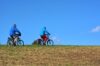 Deux cyclistes sur une route de Saint-Palais-sur-Mer